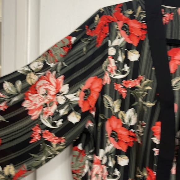 Beautiful Floral Outerlayer - Picture 4 of 4